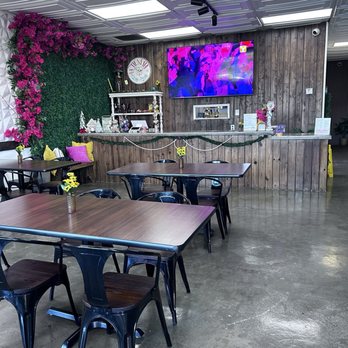 Con Huevos - Inside seating area, very clean. - Mexican Near Me - Los Angeles, California