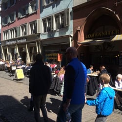 Zero Zero Niederdorf - Ziemlich versteckt zwischen Rheinfelder Bierhalle (links) und Johanniter Brasserie (rechts)