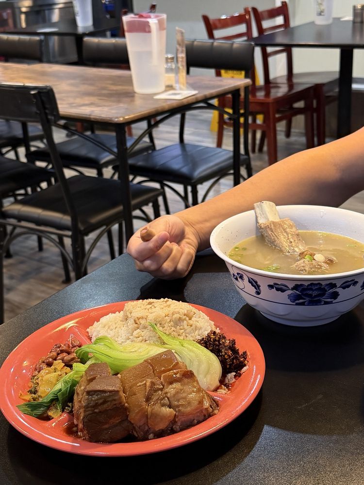 Food from Lee’s Kitchen Noodle & Rice U Dub