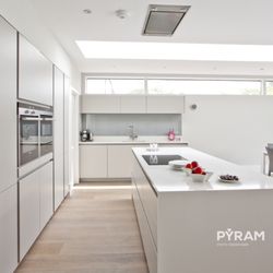 Light-filled ultra-white kitchen from Pyram!