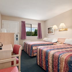 Travelodge Courtenay - standard room with 2 Double Beds