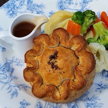 Kings Arms - Steak and Ale Pie with Mashed Potatoes, Gravy and vegetables. - Pubs Near Me - Oxford, OXF