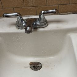KFC - Dirty and clogged sink