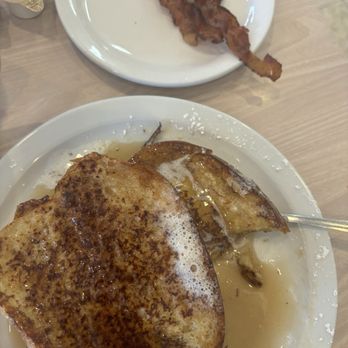 A Nice Restaurant - French Toast and bacon - Breakfast & Brunch Near Me - New Albany, Indiana