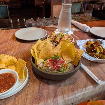 Earls Kitchen + Bar - Chips and guac - Cocktail Bars Near Me - Honolulu, Hawaii