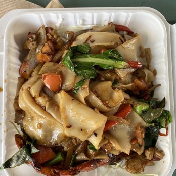 Thai Mee Up - Drunken noodles with lobster tail - Food Trucks Near Me - Kahului, Hawaii Thai Mee Up - Drunken noodles with lobster tail - Food Trucks Near Me - Kahului, Hawaii