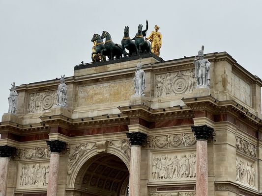 Carrousel du Louvre by null