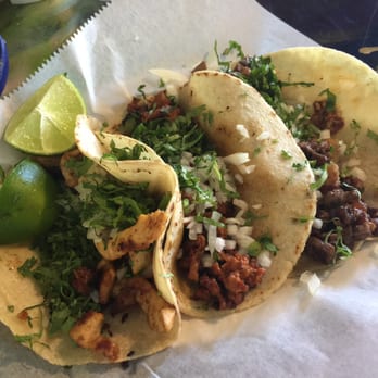Taqueria El Maguey - Chorizo/Steak/Chicken tacos, served with fresh limes, lots of cilantro and onions (sadly, no shredded cheese...) - Mexican Near Me - Indianapolis, Indiana