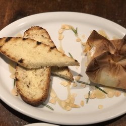 Ruaa - Entrada: Camembert crocante assado com amêndoas  DELICIOSO