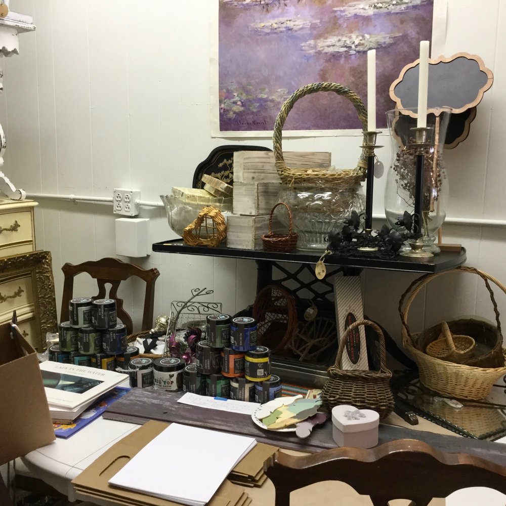 Le Shed - Inside display (late Sept/19) - art-related desk/table. Wow, my lady would sure love this setup!! - Antiques Near Me - Hope, British Columbia Le Shed - Inside display (late Sept/19) - art-related desk/table. Wow, my lady would sure love this setup!! - Antiques Near Me - Hope, British Columbia