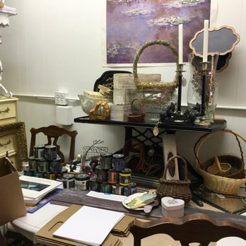 Le Shed - Inside display (late Sept/19) - art-related desk/table. Wow, my lady would sure love this setup!! - Antiques Near Me - Hope, British Columbia Le Shed - Inside display (late Sept/19) - art-related desk/table. Wow, my lady would sure love this setup!! - Antiques Near Me - Hope, British Columbia