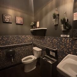 Cafe Peanut - Bathroom