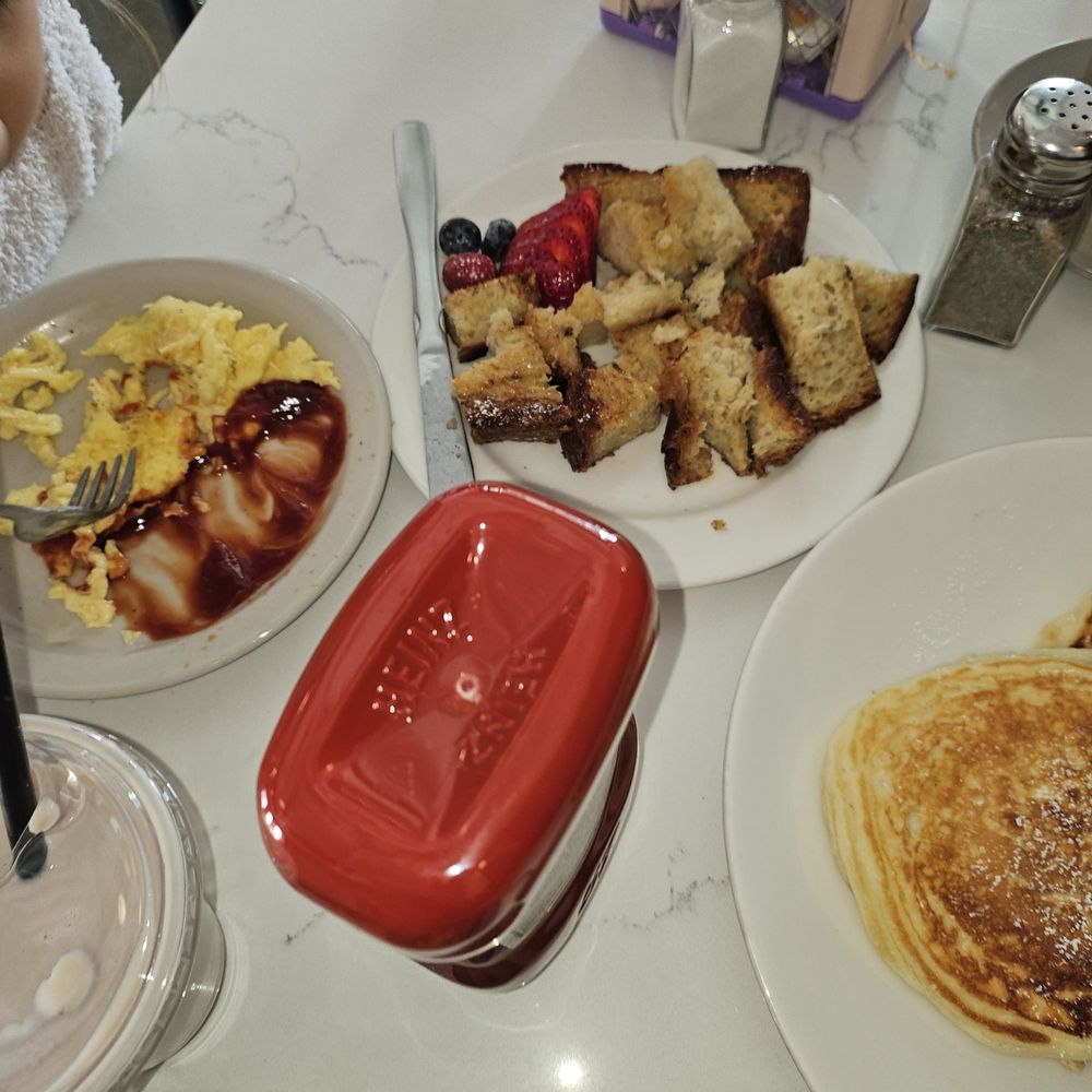 Le Coffee Shop - Breakfast & Brunch Near Me - Temecula, California
