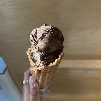 Jeni's Splendid Ice Creams - Texas Sheet Cake Dairy Free - Ice Cream & Frozen Yogurt Near Me - Washington, DC, District of Columbia