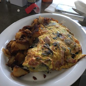 Roasters 'N Toasters - Omelette with ham, cheddar cheese, and mushrooms - Breakfast & Brunch Near Me - Pinecrest, Florida
