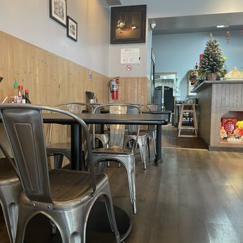 Lemon Pepper Vietnamese Cuisine - Restaurant seating - Vietnamese Near Me - Oakland, California