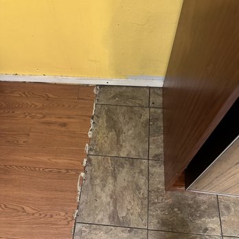 Cub Motel - Debris on the floor and unfinished molding - Hotels Near Me - Cosby, Tennessee