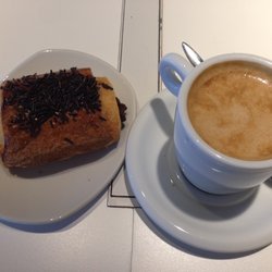 Basque Culinary Center - Café y napolitana en la cafetería del Basque