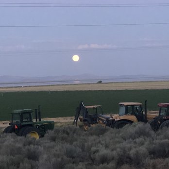 Winema Lodge - Moon rising can be seen from the front porch of mobile home - Hotels Near Me - Tulelake, California Winema Lodge - Moon rising can be seen from the front porch of mobile home - Hotels Near Me - Tulelake, California
