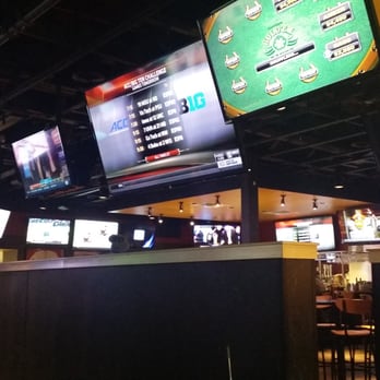 Buffalo Wild Wings - Nice Tv Surrounding - Sports Bars Near Me - Brooklyn, Ohio
