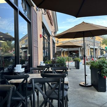 Copper Hill BBQ - Outdoor seating at the Copper Hill BBQ - Barbeque Near Me - Valencia, California