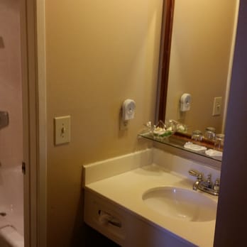 Cinnamon Bear Inn - Separate toilet/shower, and sink areas. - Hotels Near Me - Mammoth Lakes, California Cinnamon Bear Inn - Separate toilet/shower, and sink areas. - Hotels Near Me - Mammoth Lakes, California