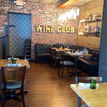 Louie's Wine Dive & Kitchen 119 - Wine Bars Near Me - Leawood, Kansas
