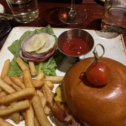 The Waveny Bar & Grill - Polo burger