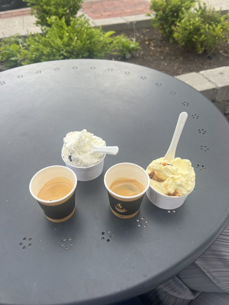 Alia’s Gelato & Café Logo