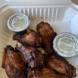 3 dry rub 3 BBQ sauced smoked wings with ranch. Delicious! 3 dry rub 3 BBQ sauced smoked wings with ranch. Delicious!