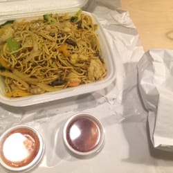 Kirat Asia Imbiss - Bratnudeln mit Allerlei und Krabben mit gratis Sauce/Kroepek