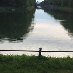 Hubertusbrunnen - Blick auf Schloss Nymphenburg vom Brunnen aus