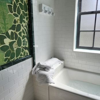 Hotel Clermont Atlanta, by Oliver - Shallow bath - Hotels Near Me - Atlanta, Georgia Hotel Clermont Atlanta, by Oliver - Shallow bath - Hotels Near Me - Atlanta, Georgia