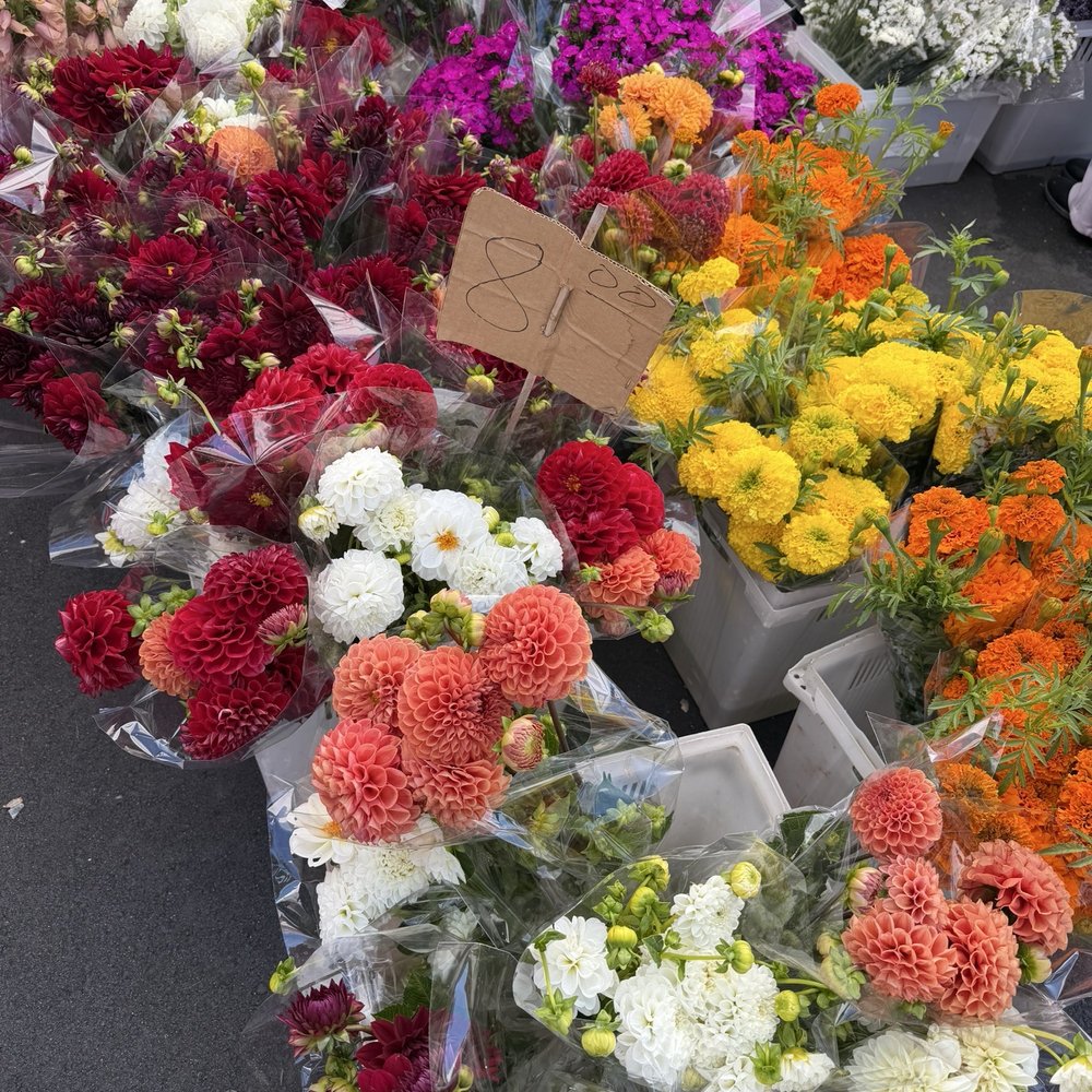 Burlingame Fresh Market - Beautiful flowers - Farmers Market Near Me - Burlingame, California