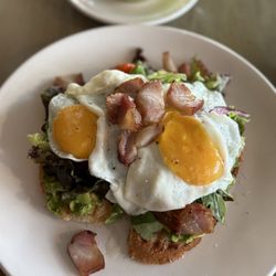 Rico´s Café - Avocado toast with bacon and eggs