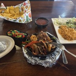 Las Cazuelas Mexican Restaurant - Fajitas texanas