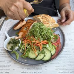 Seegärtle - Salmon with salad