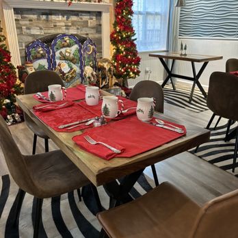 303 BnB Flagstaff - a dining room decorated for christmas - Bed & Breakfast Near Me - Flagstaff, Arizona