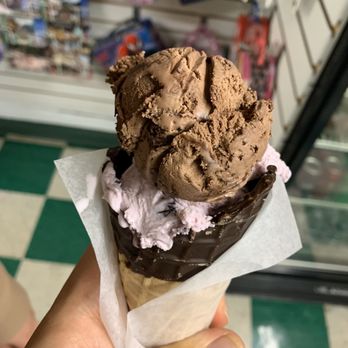 Das Sweet Shoppe - Huckleberry Chocolate Brownie Thunder on Chocolate Waffle Cone - Candy Stores Near Me - Leavenworth, Washington Das Sweet Shoppe - Huckleberry Chocolate Brownie Thunder on Chocolate Waffle Cone - Candy Stores Near Me - Leavenworth, Washington