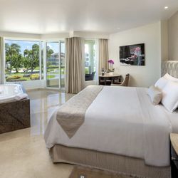 Carolyn Waffle Certified Travel - Moon Palace in Cancun, Mexico: luxurious rooms with balcony.