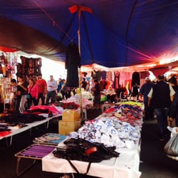Tianguis de la San Felipe - Focos y gente de ida y vuelta