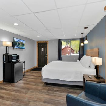 Timber Ridge Lodge - King Guest Room - perfect for Couples! A/C, refrigerator, microwave, Keurig coffee maker, desk, leather seating and on the River Walk Trail. - Hotels Near Me - Ouray, Colorado Timber Ridge Lodge - King Guest Room - perfect for Couples! A/C, refrigerator, microwave, Keurig coffee maker, desk, leather seating and on the River Walk Trail. - Hotels Near Me - Ouray, Colorado