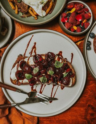 NW Glisan St by null