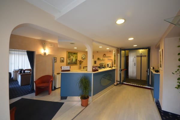 Hotel University by null