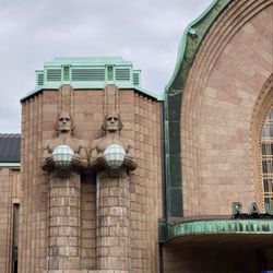 Helsingin päärautatieasema - Art deco style sculpture