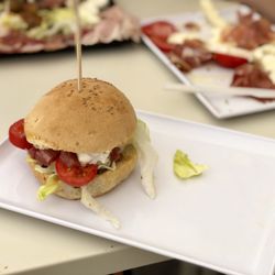 Buenavida Siciliana - Panino con tartare di tonno, burrata, pomodori e pesto di basilico e pistacchio