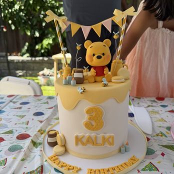 DH Cake Studio - Winnie the Pooh - Cupcakes Near Me DH Cake Studio - Winnie the Pooh - Cupcakes Near Me