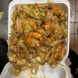Stir-fried rice noodles with shrimp Stir-fried rice noodles with shrimp