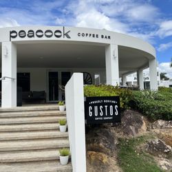 Peacock Coffee Bar - Rótulo exterior y entrada