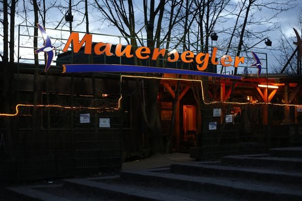 Mauerpark Flohmarkt by null